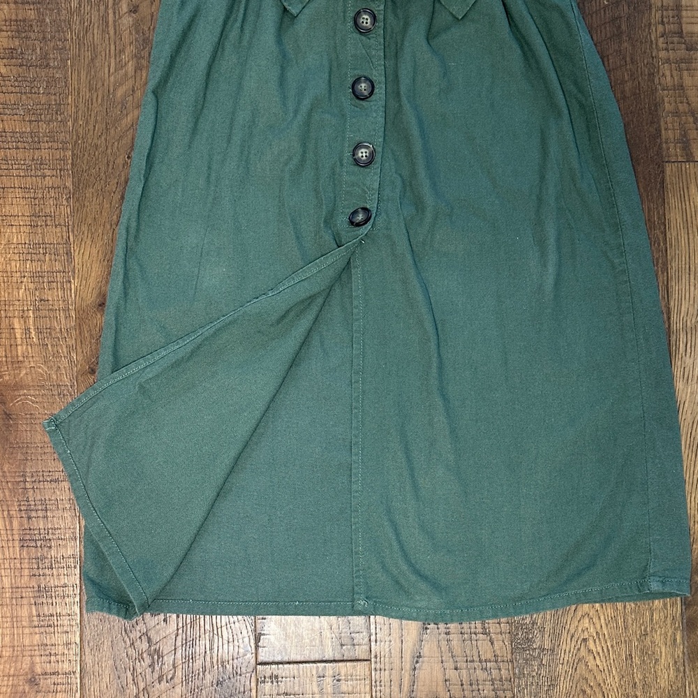 Elegant Button-Front Midi Skirt in Forest Green - Picture 4 of 5